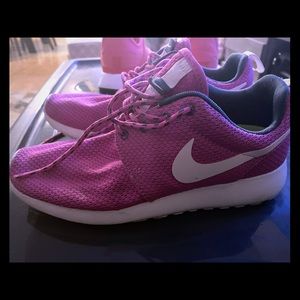 NIKE SIZE 6 ROSHE WOMENS SNEAKERS